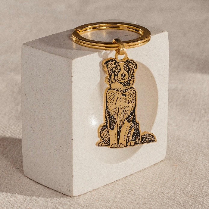 Gold\-tone personalised pet keychain featuring an engraved portrait of a dog, created from a photograph\.